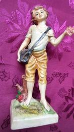 Jongen met tas. Italiaans beeldje van kunststof. (Vinyl) '60, Ophalen of Verzenden, Zo goed als nieuw, Mens