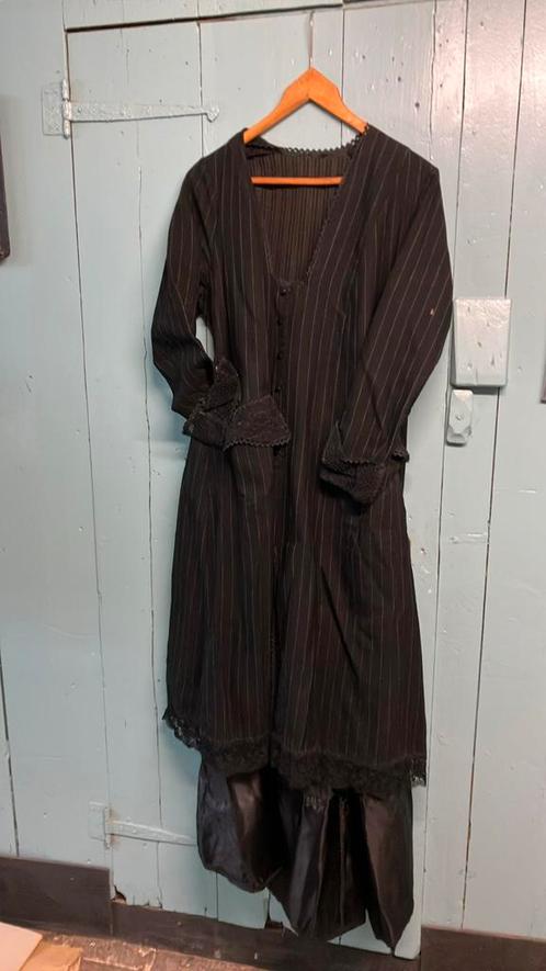 Oud zwart krijtstreep dames kostuum met onderrok folklore, Antiek en Kunst, Curiosa en Brocante, Ophalen of Verzenden