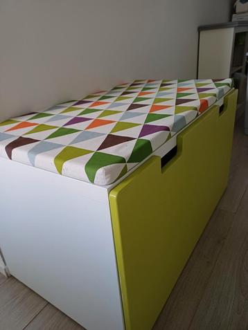 Ikea Smastad speelgoedkist met tafel/bank en kussen  beschikbaar voor biedingen
