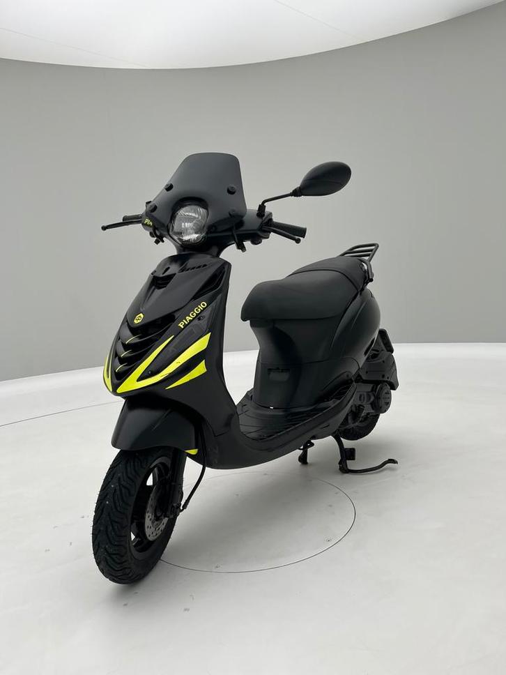 Piaggio Zip IGET 2022 met geelkenteken, Fietsen en Brommers, Scooters | Vespa, Gebruikt, Overige modellen, Maximaal 45 km/u, Benzine