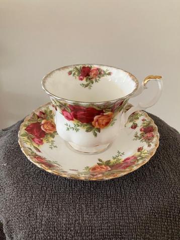 Royal Albert Old Country Roses kop, schotel en roomstel beschikbaar voor biedingen