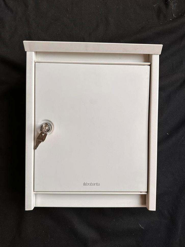 Brabantia brievenbus B110 Wit voor aan de muur, Tuin en Terras, Brievenbussen, Zo goed als nieuw, Ophalen of Verzenden