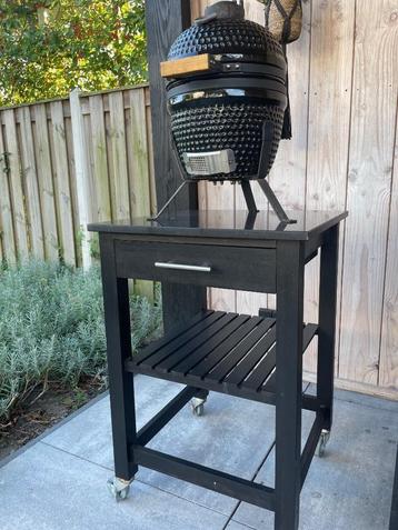 Mini Kamado BBQ met tafel beschikbaar voor biedingen