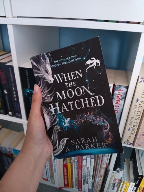 When the moon hatched - romantasy door Sarah A. Parker, Boeken, Fantasy, Nieuw, Ophalen of Verzenden