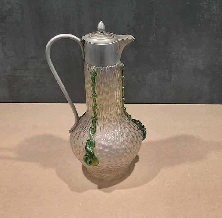Art Nouveau Jug met metalen montuur en groen, Kralik glas., Antiek en Kunst, Antiek | Glas en Kristal, Ophalen of Verzenden