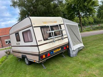 Nette  caravan met voortent beschikbaar voor biedingen