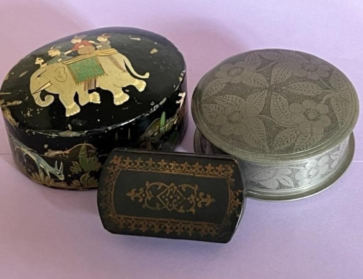 3 KLEINE DOOSJES; TIN, PAPIERMACHE- EN/OF BAKELIET, Antiek en Kunst, Curiosa en Brocante, Verzenden
