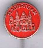 Madurodam rood op zilverkleurig speldje ( U_095 ), Verzamelen, Speldjes, Pins en Buttons, Verzenden, Zo goed als nieuw, Stad of Land