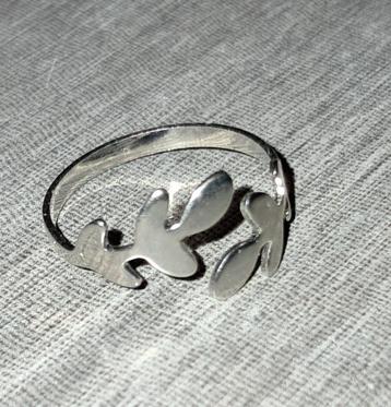 Mooie nieuwe verstelbare ring beschikbaar voor biedingen