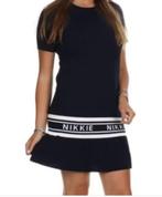 NIKKIE nieuwe blauw jurk met witte bies mt 34 CHCS, Kleding | Dames, Blauw, Nieuw, Ophalen of Verzenden, Nikkie
