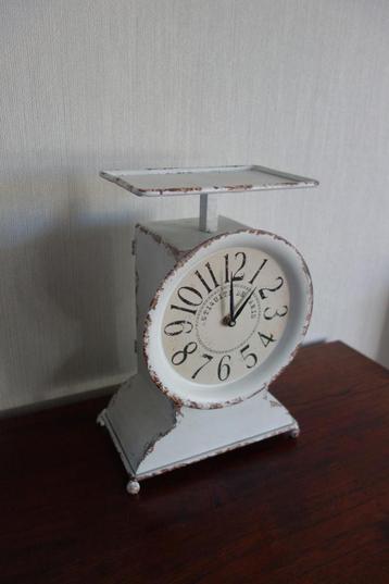 Klok in de vorm van een weegschaal beschikbaar voor biedingen