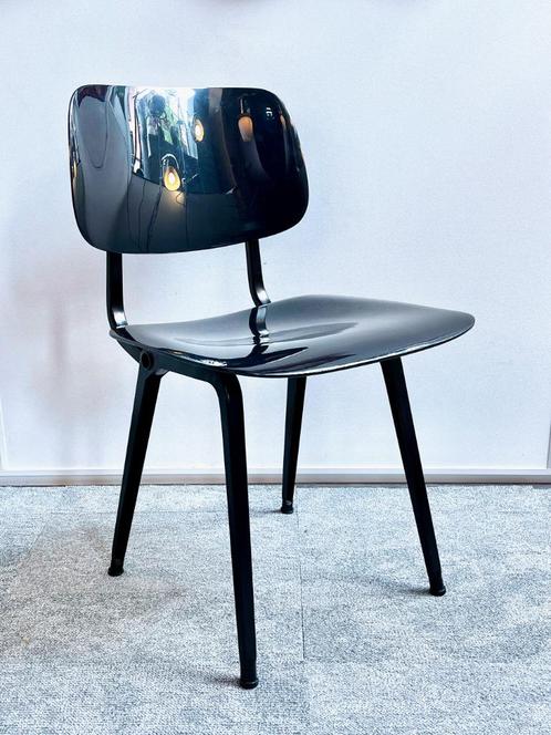 Revolt Friso Kramer Ahrend kunststof nieuwe uitvoering, Huis en Inrichting, Stoelen, Gebruikt, Eén, Kunststof, Metaal, Zwart, Ophalen