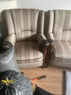 De kleur is beige. En bruin. 2keer banken voor twee persoon., Huis en Inrichting, Ophalen of Verzenden