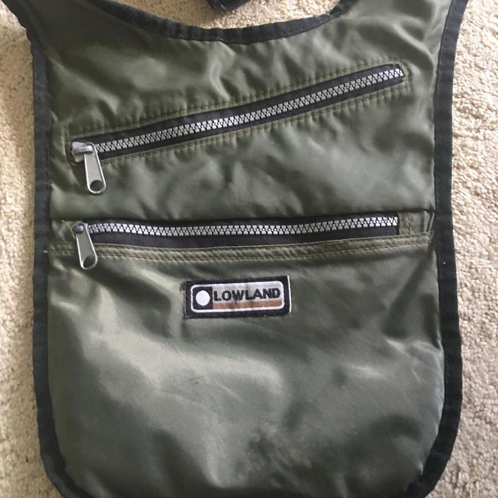Vintage Lowland olijfgroen crossbody nylon tas, Sieraden, Tassen en Uiterlijk, Tassen | Damestassen, Gebruikt, Schoudertasje, Groen
