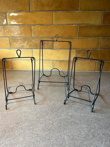 3 metalen standaards beschikbaar voor biedingen
