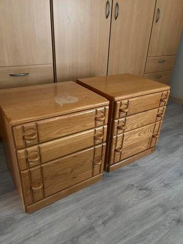Houten nachtkastjes set beschikbaar voor biedingen