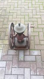 Antieke Koffiemolen met Wielen, Ophalen