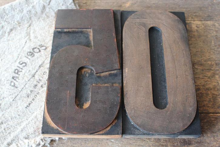 Set van 2 grote oude drukletters / cijfers 50 Pronck & Praal, Antiek en Kunst, Curiosa en Brocante, Ophalen of Verzenden