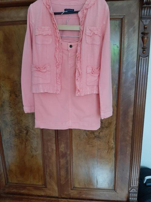 Josephine zalmroze mantelpak 38/40, Kleding | Dames, Jasjes, Kostuums en Pakken, Zo goed als nieuw, Kostuum of Pak, Maat 38/40 (M)