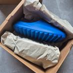 Yeezy Slide Azure 43, Kleding | Heren, Schoenen, Ophalen of Verzenden, Nieuw, Blauw