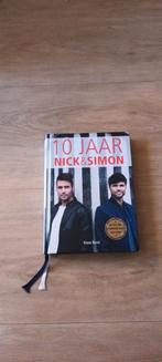 10 jaar Nick en Simon boek De ultieme Biografie, Ophalen of Verzenden, Zo goed als nieuw, Film, Tv en Media