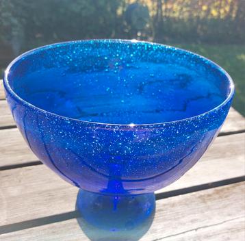 Grote blauwe glazen bokaal, hoogte 20,5 cm beschikbaar voor biedingen