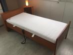 1 persoons seniorenbed vv. nieuw matras en nachtkastje, Ophalen, Verstelbaar, 90 cm, Eenpersoons