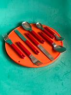 Retro bestekset 2 personen rood space age Rosti Mepal, Huis en Inrichting, Keuken | Bestek, Ophalen of Verzenden, Zo goed als nieuw