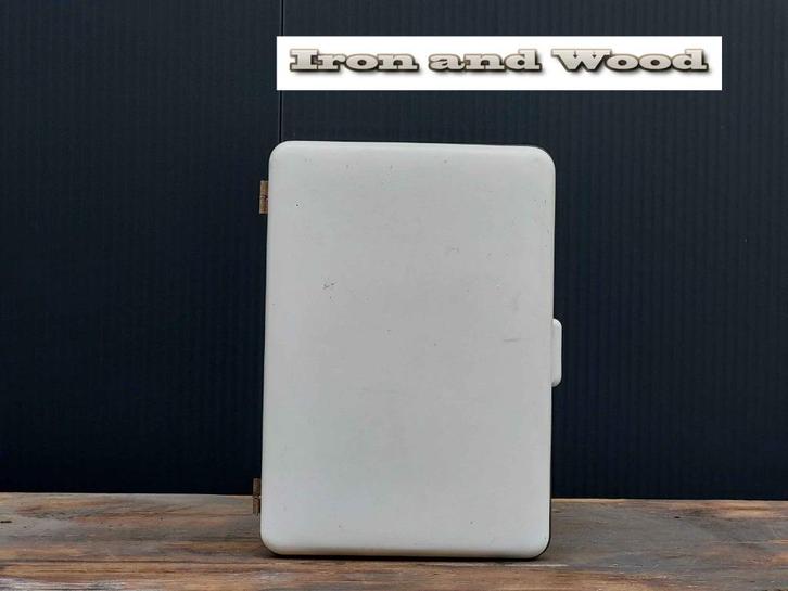 Vintage oude wit/zwart bakeliet (medicijn)kastje 34x23x13, Antiek en Kunst, Antiek | Meubels | Kasten, Ophalen of Verzenden