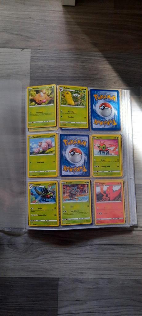 Pokemon kaart collectie in map, Hobby en Vrije tijd, Verzamelkaartspellen | Pokémon, Zo goed als nieuw, Ophalen of Verzenden