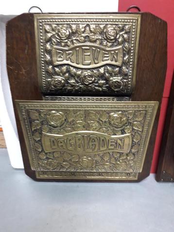 ANTIEKE HOUTEN met KOPER DAGBLADEN/BRIEVEN WANDHANGER 10 E beschikbaar voor biedingen