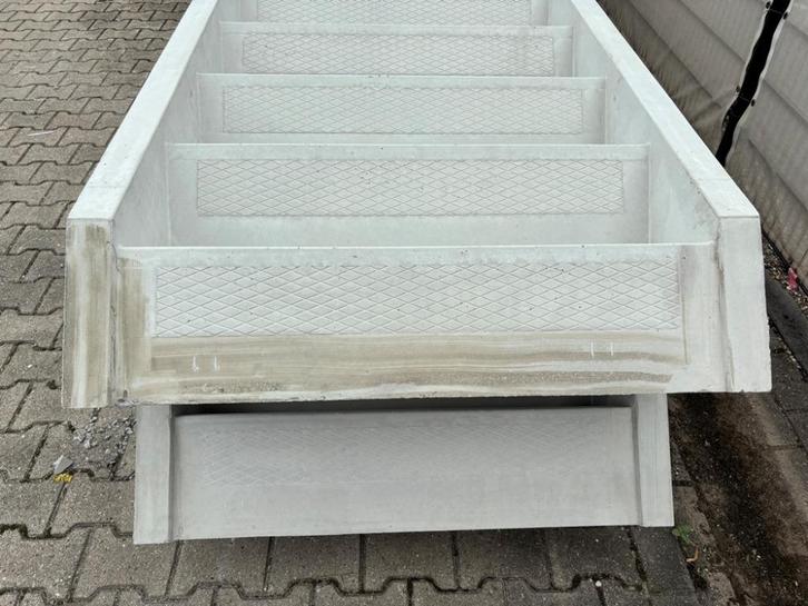 Extra goedkope nieuwe betonnen trap, Doe-het-zelf en Verbouw, Ladders en Trappen, Nieuw, Trap, 2 tot 4 meter, Ophalen of Verzenden
