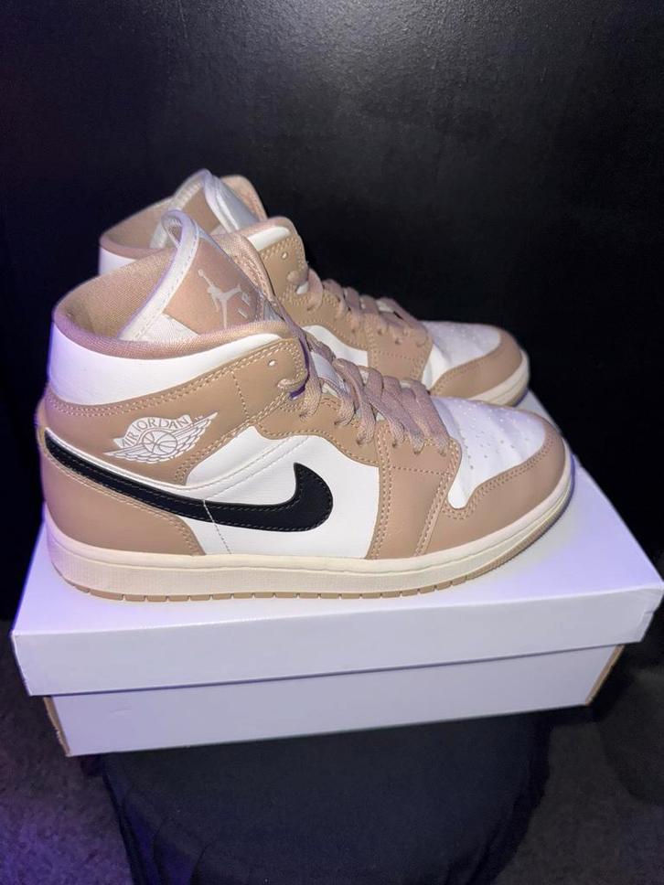Nike Air Jordan 1 Mid WMNS Desert maat 38,5, Kleding | Dames, Schoenen, Zo goed als nieuw, Sneakers of Gympen, Beige, Ophalen of Verzenden