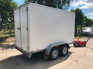 Te koop: grote gesloten aanhanger.  beschikbaar voor biedingen