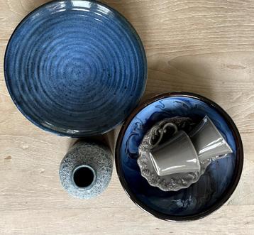 HK living vaasje en geglazuurde keramieken kopjes en schalen beschikbaar voor biedingen