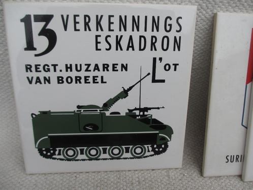 Militaria, TWEE tegels legeronderdelen met emblemen, Verzamelen, Militaria | Algemeen, Landmacht, Overige typen, Nederland, Ophalen of Verzenden