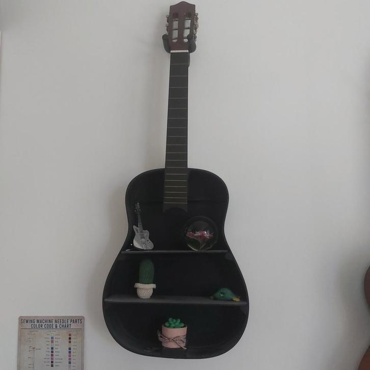 Opengewerkte gitaar met wandbeugel, Muziek en Instrumenten, Snaarinstrumenten | Gitaren | Akoestisch, Gebruikt, Klassieke of Spaanse gitaar