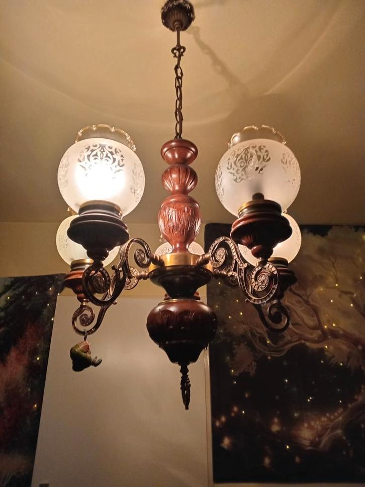 Antieke Lamp met Handversiering, Huis en Inrichting, Lampen | Kroonluchters, Gebruikt, Glas, Hout, Metaal, Ophalen of Verzenden