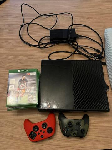 X box one met 2 controllers en 11 spellen beschikbaar voor biedingen