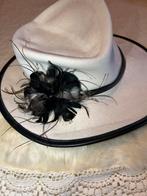 Elegante hoed met veren, Ophalen of Verzenden, Zo goed als nieuw, One size fits all, Hoed