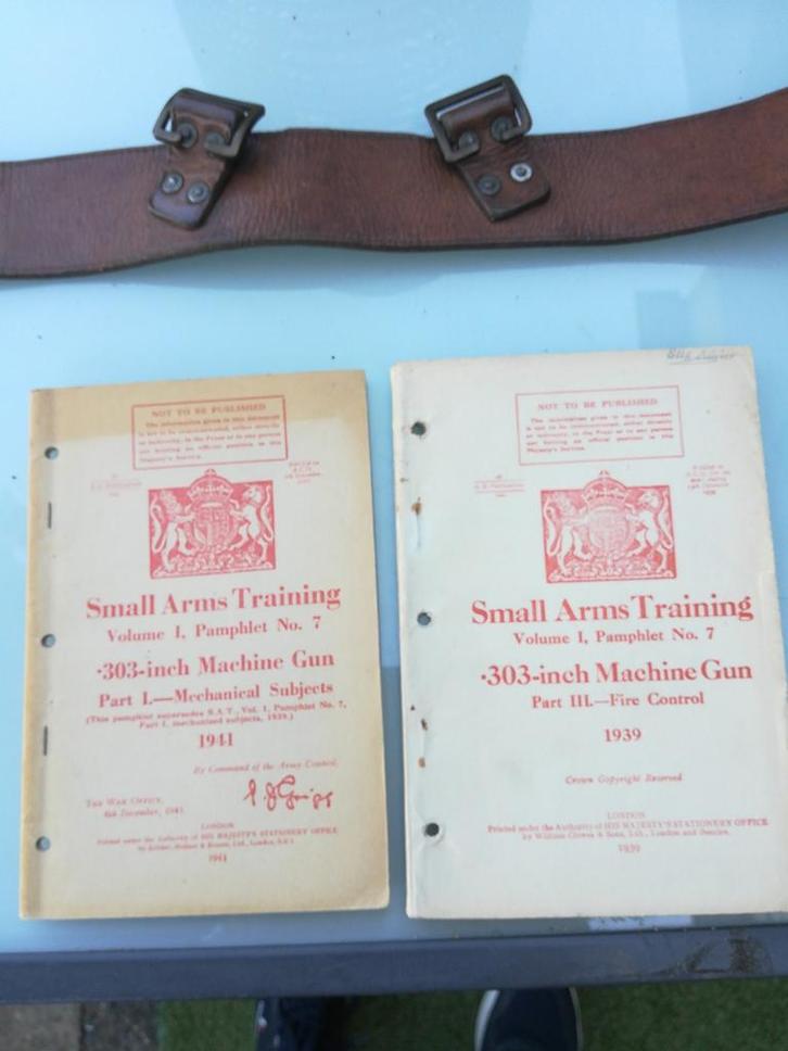 Diverse Britse items. Vickers machine gun, Verzamelen, Militaria | Tweede Wereldoorlog, Landmacht, Boek of Tijdschrift, Engeland
