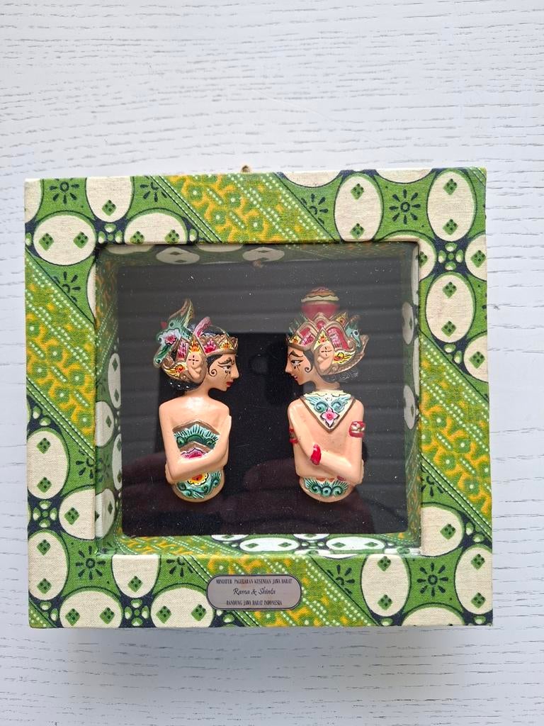 Javaanse vitrine met daarin Rama & Shinta/ Batik omlijsting, Verzamelen, Efteling, Gebruikt, Ophalen of Verzenden
