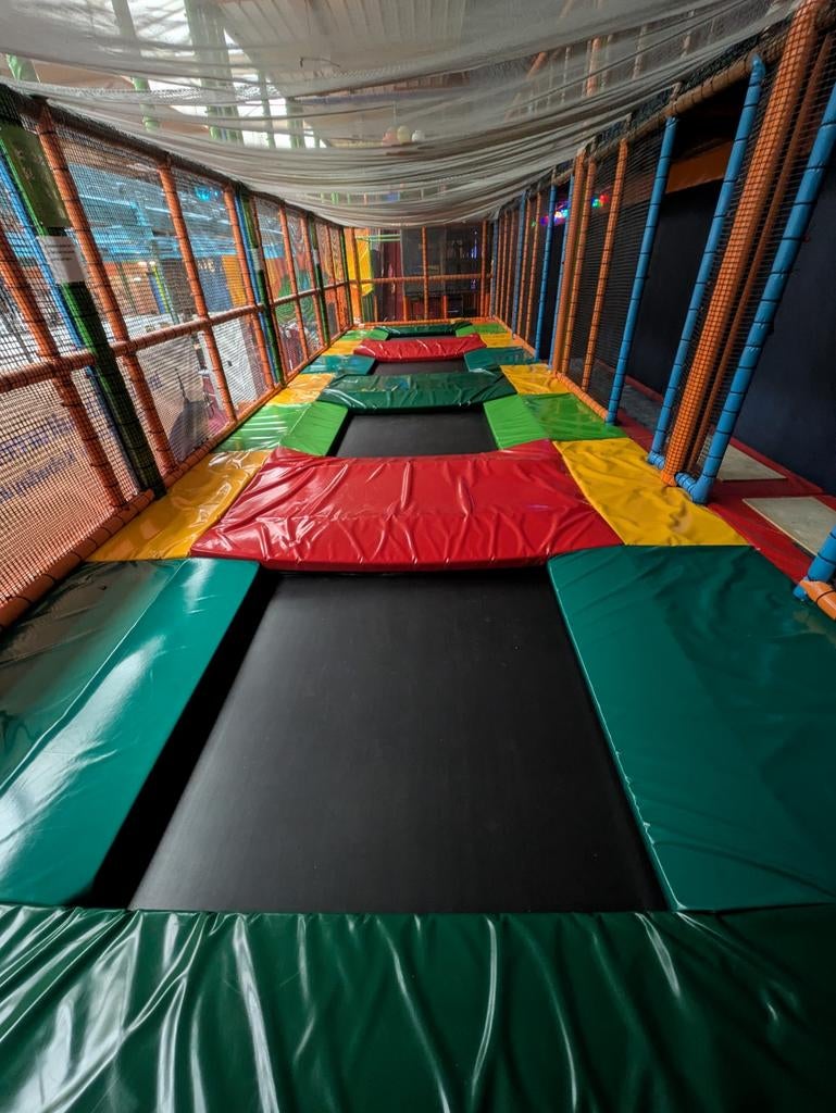 Grote Trampoline Professioneel - 15x4m - Goede Conditie, Kinderen en Baby's, Speelgoed | Buiten | Speeltoestellen, Ophalen, Gebruikt