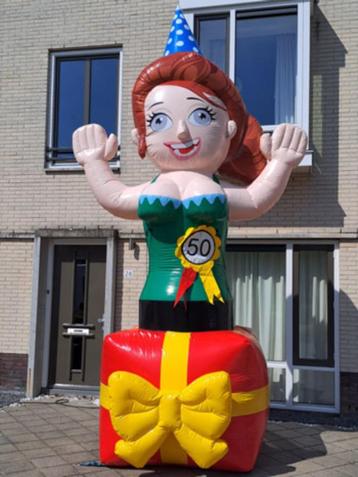 Nieuw!! Sarah Kado 4 meter hoog cadeautje beschikbaar voor biedingen