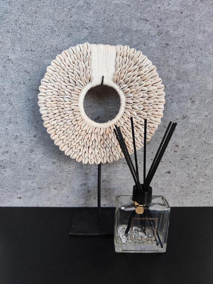 Gaaf grijs betonlook behang met gouden spikkels, Huis en Inrichting, Stoffering | Behang, Grijs, 50 tot 75 m², Ophalen of Verzenden