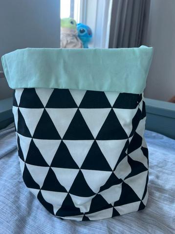 Leuke mand zwart wit groen beschikbaar voor biedingen