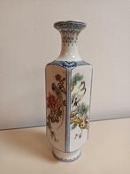 Japans vaasje porselein, Antiek en Kunst, Antiek | Vazen, Ophalen of Verzenden