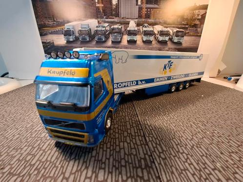Volvo F12 met koeltrailer van Kropfeld  Emmen van Lion Toys, Hobby en Vrije tijd, Modelauto's | 1:50, Nieuw, Bus of Vrachtwagen