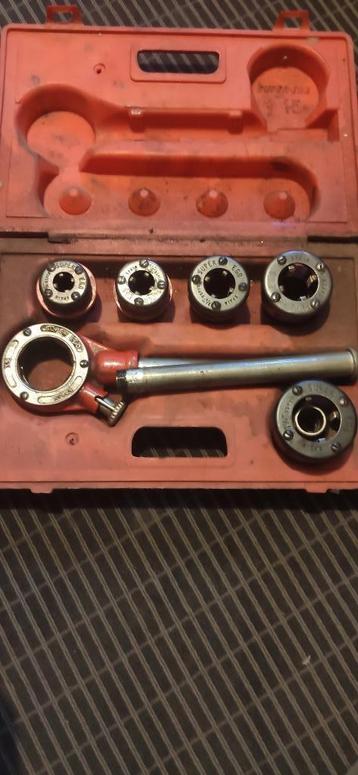 Pijpdraadsnijgereedschapset beschikbaar voor biedingen