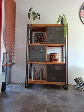 Industriele kast: 140 x 90 x 35 cm (hout & metaal) beschikbaar voor biedingen